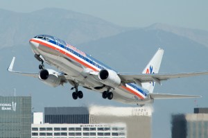 American Airlines 737-800 N966AN